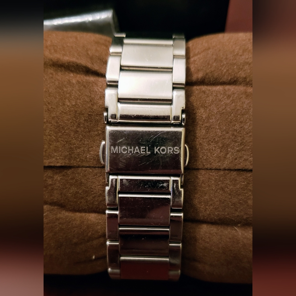 Michael Kors Parker Pavé Silver-Tone Watch. - Picture 9 of 10